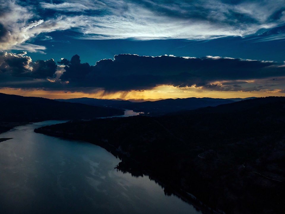 Clouds on the lake