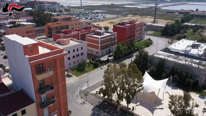 Margherita di Savoia: si tuffano in mare per sfuggire ai controlli, inseguiti e sanzionati - il video con le immagini aeree