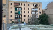 Vecinos de un barrio de Roma salen a aplaudir desde sus balcones
