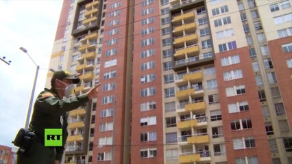 Policías en Colombia bailan durante la cuarentena