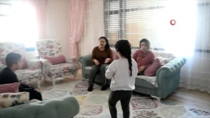 Minik kardeşler, kumbaradaki harçlıklarını Milli Dayanışma Kampanyası'na bağışladı