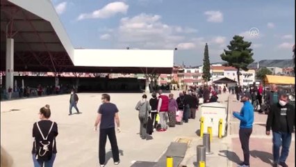 Sosyal mesafeye uyan vatandaşlar pazar yerinde kuyruk oluşturdu
