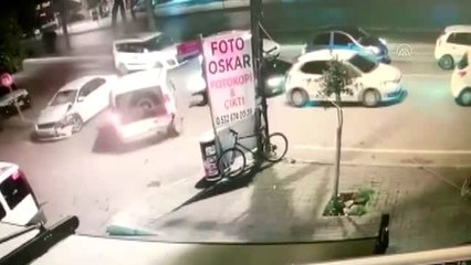 Otomobil kırmızı ışıkta bekleyen araca çarptı: 2 yaralı