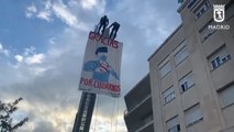 Bomberos desplegan una pancarta en agradecimiento al personal sanitario