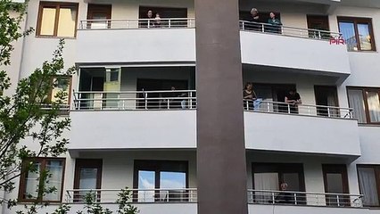 Metin Kahraman'dan karantinada balkondan müzik ziyafeti