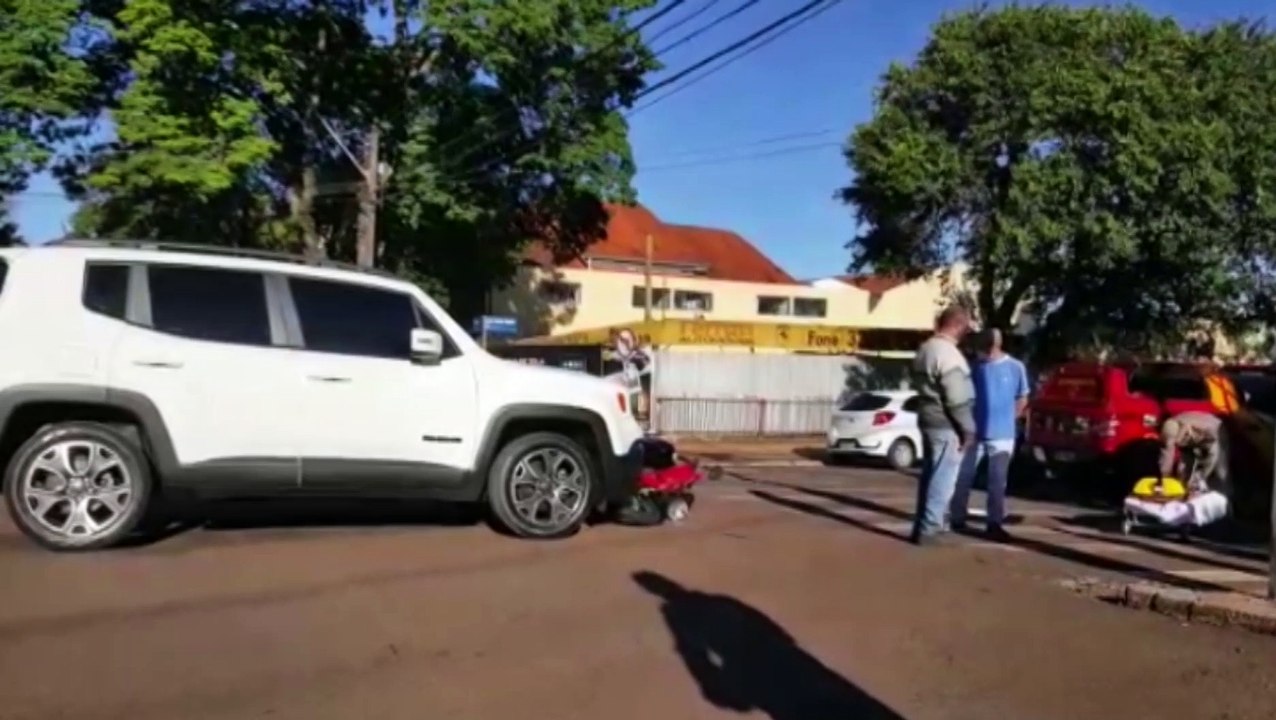 Homem fica ferido em acidente entre carro e moto na rua Carlos Gomes