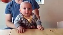 Ce bébé est un grand pianiste... Enfin presque
