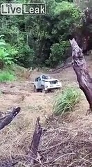 Sortir une voiture du ravin... pour bien l'achever... Raté