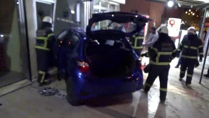 Aksaray'da kontrolden çıkan otomobil tüpçü dükkanına girdi