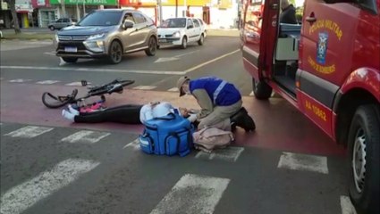 Colisão entre carro e bicicleta deixa mulher ferida na Avenida Brasil