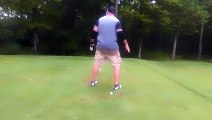 Ce golfeur envoie voler son club dans les arbres !