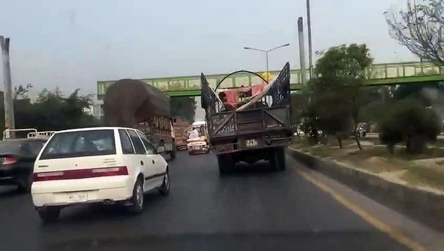 Sieste dans un Hamac suspendu à l'arrière d'un camion en route !
