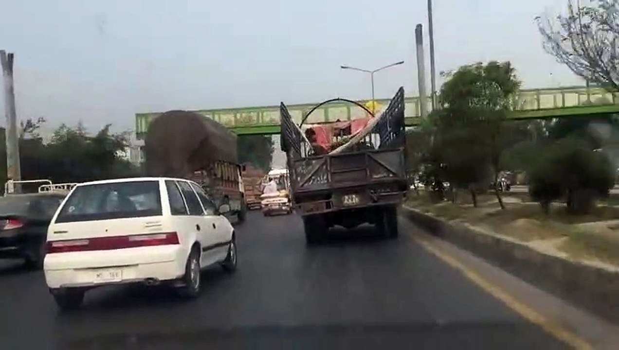 Sieste dans un Hamac suspendu à l'arrière d'un camion en route !