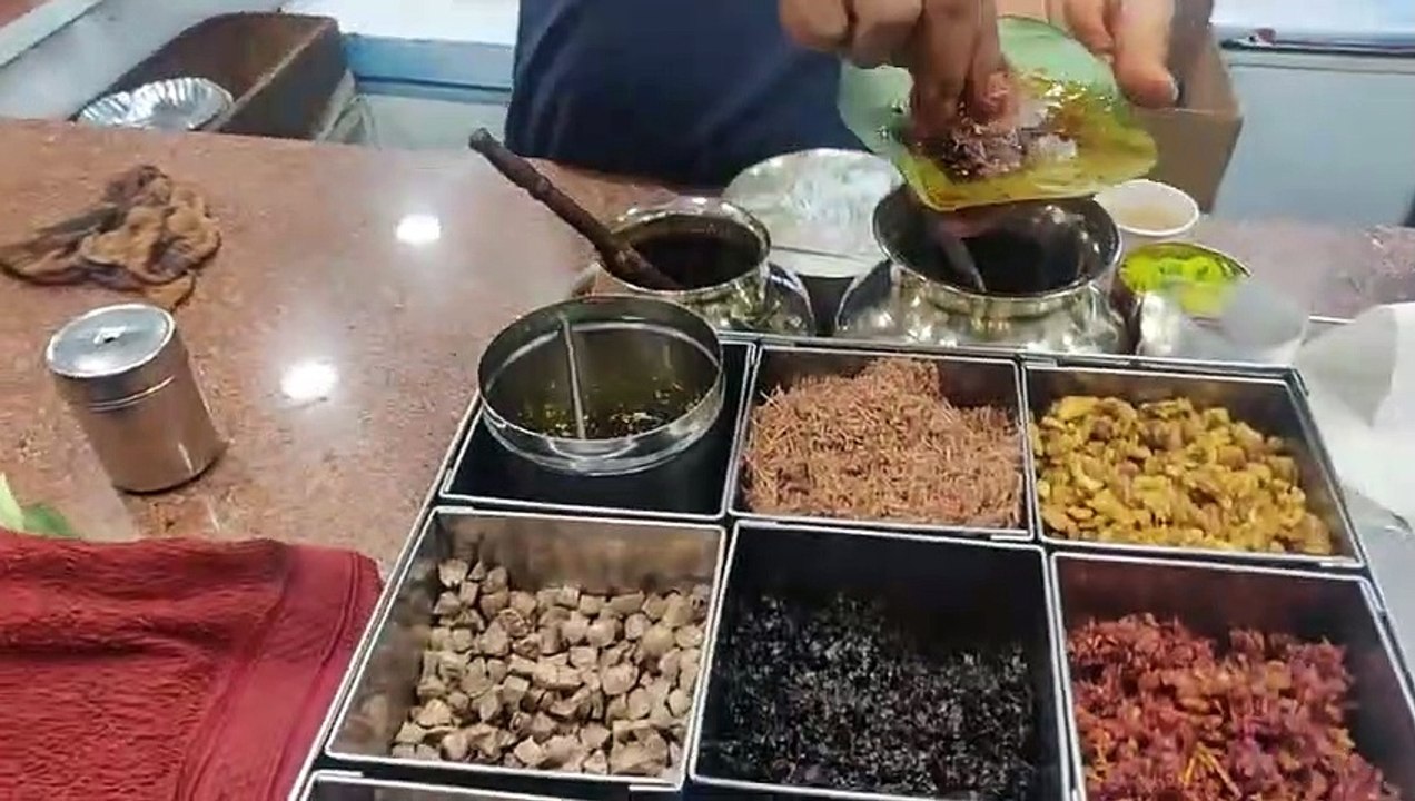 Street food : il avale ce plat enflammé plein d'épices !