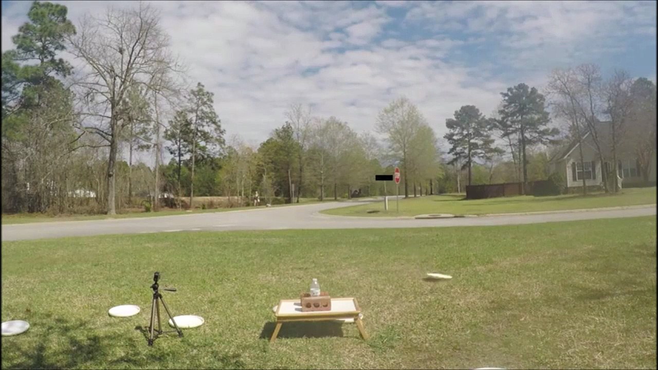 Il débouche une bouteille en lançant un frisbee !