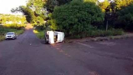 Veículo tomba após colisão no Bairro Santa Cruz