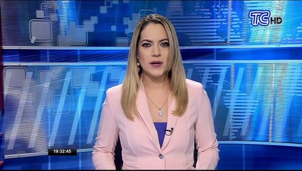 Un bombero desinfecta de manera gratuita desinfecta unidades de rescate en Guayaquil