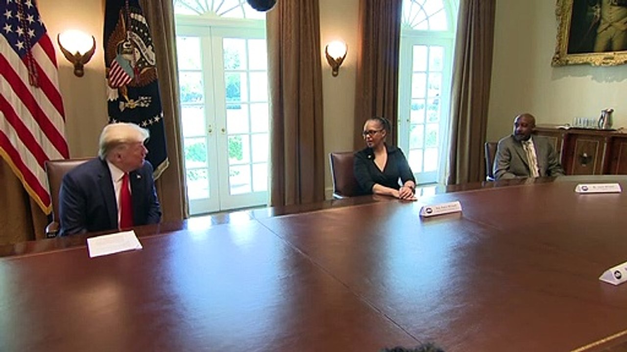 Trump quiere decidir cuándo terminar confinamiento en EEUU, sin gobernadores