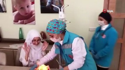 Sağlık görevlilerinden kanser hastası kadına evlilik yıldönümü sürprizi