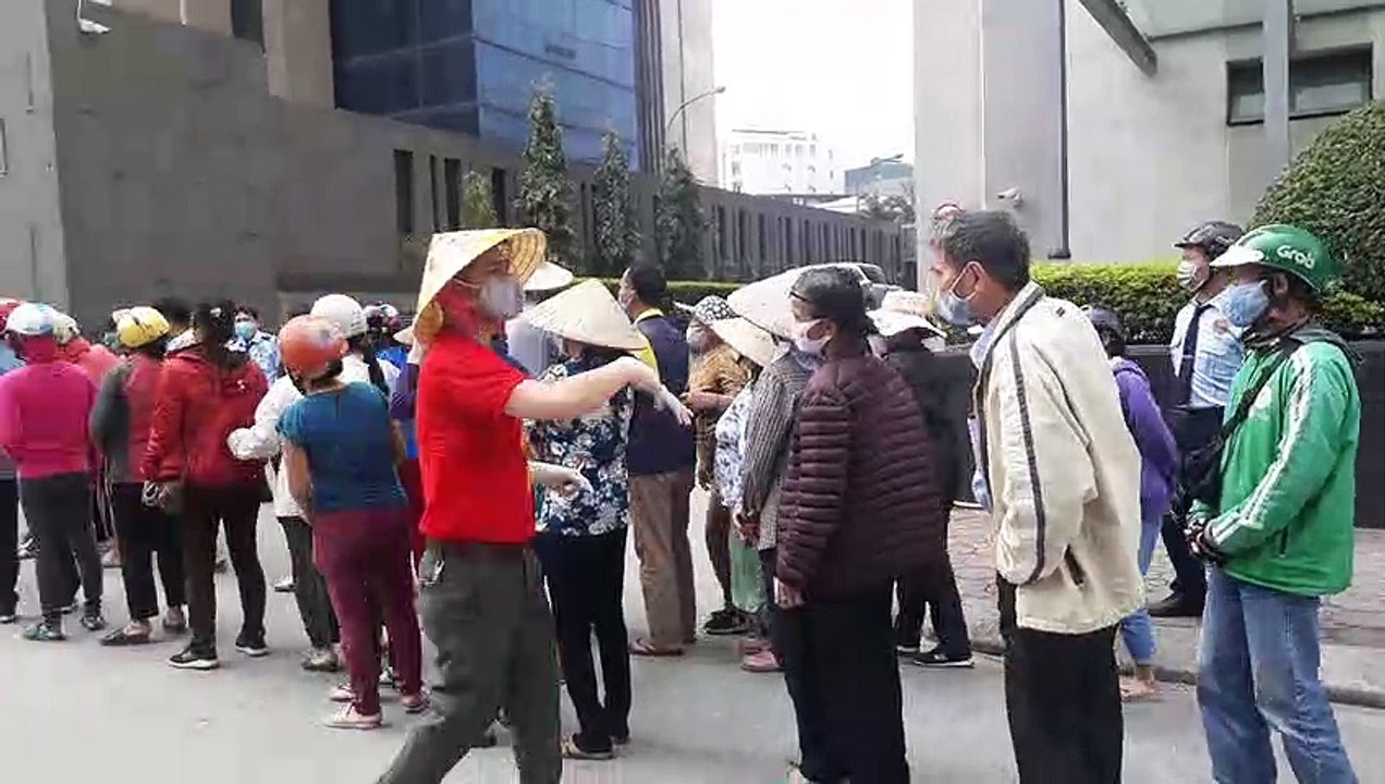Hà Nội: Dân xếp hàng dài gần 1km để nhận gạo và mì tôm lớn nhất chưa từng có. Từ thiện Covid 19