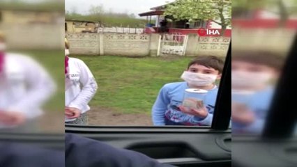 Zeynep ve Bedirhan kardeşlerden büyük hareket...Jandarma aracını durdurup harçlıklarını bağışladılar