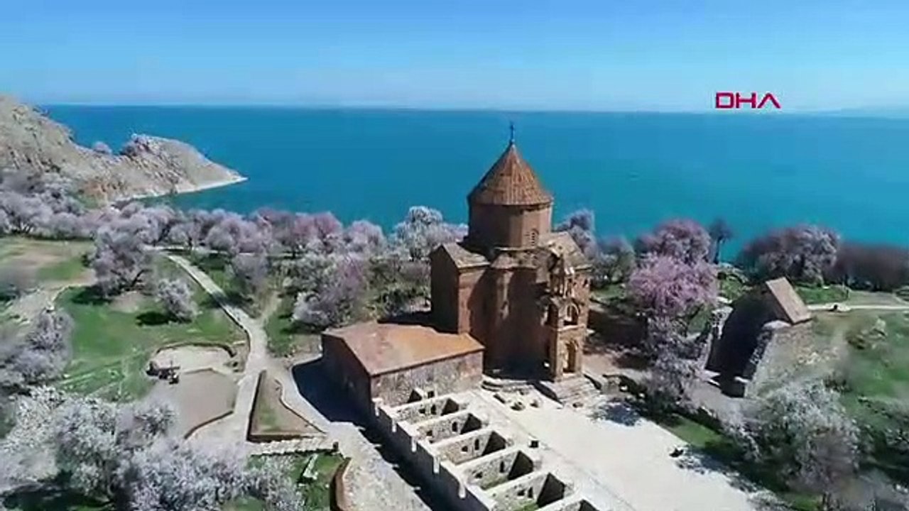 Akdamar Adası’nda badem ağaçları çiçek açtı