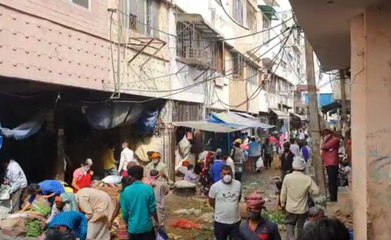 No 'social distancing' at Delhi's Azadpur Mandi