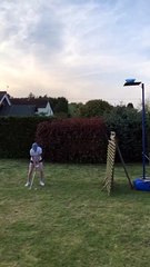 Une jeune golfeuse réussit un sacré coup dans son jardin