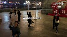 Coronavirus: les danseurs seniors de Wuhan réapparaissent dans les rues