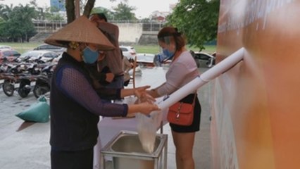 "Cajeros automáticos" de arroz gratuito para la crisis de COVID-19 en Vietnam