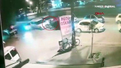 Korkunç kaza anbean kamerada! Yaya otomobillerin arasında sıkıştı