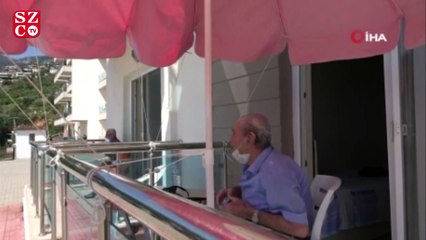Sokağa çıkamayan huzurevi sakinlerinin eğlence ayaklarına geldi