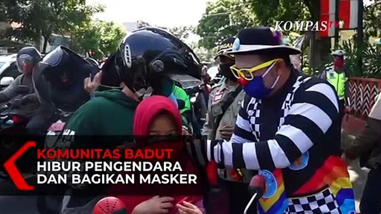Komunitas Badut Hibur Pengendara dan Bagikan Masker