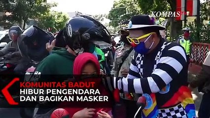 Komunitas Badut Hibur Pengendara dan Bagikan Masker