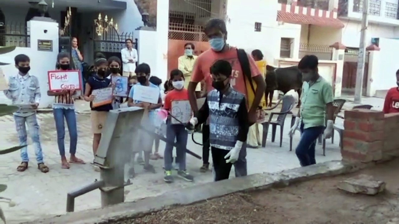 उन्नाव: बच्चो ने मोहल्लों में सैनिटाइजर कर किया लोगो को जागरूक