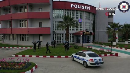 Polis, sosyal mesafeyi koruyarak zeybek oynadı
