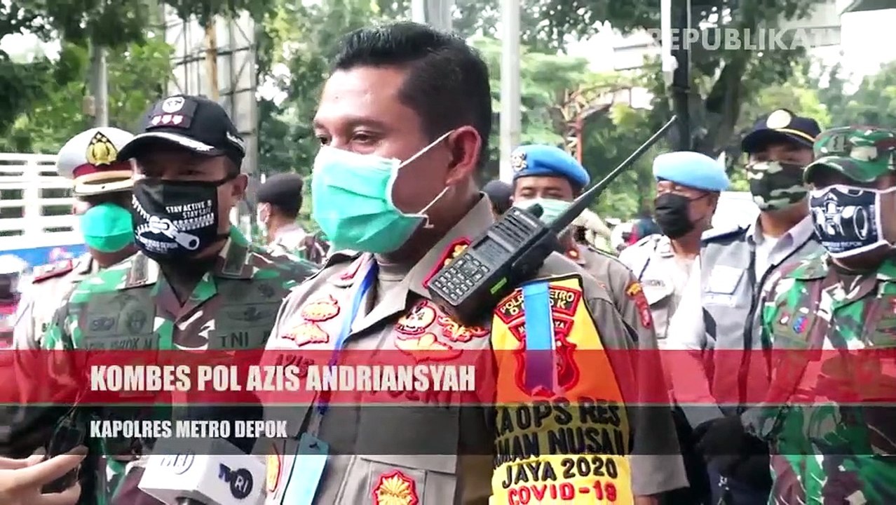 Polisi memeriksa identitas pengendara motor saat hari pertama pemberlakukan PSBB.