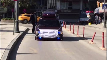 ORDU Koronavirüse dikkat çekmek için otomobile maske taktı