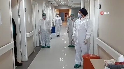Korona virüsü yenen biri doktor 5 hasta alkışlarla taburcu edildi