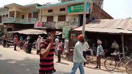बाराबंकी: बैंक के बाहर लगी जमकर भीड़, सोशल डिस्टेंसिंग का पालन नहीं कर रही है जनता