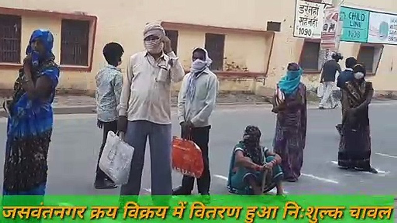 इटावा: क्रय विक्रय कोटेदार ने मजदूर व गरीबों को फ्री राशन बांटा