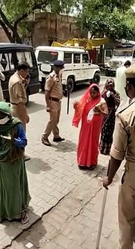 मैनपुरी: एसडीएम व सीओ ने वितरित किए मास्क