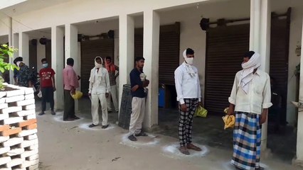फतेहपुर: अफोई गाँव में कोटेदार ने बांटा निःशुल्क राशन