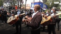 Mariachis fazem serenata em hospital na Cidade do México