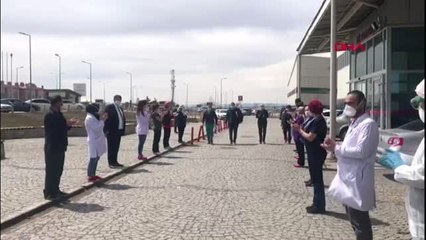 KARS Kovid-19 tedavisi gören 32 yaşındaki Mustafa alkışlarla taburcu oldu