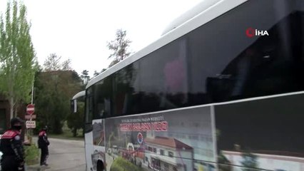 Tahliye olanlar sosyal mesafeyi unutup yakınlarına sarıldı