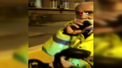 Yaşlı adam hoparlörle vatandaşları uyararak polise destek verdi