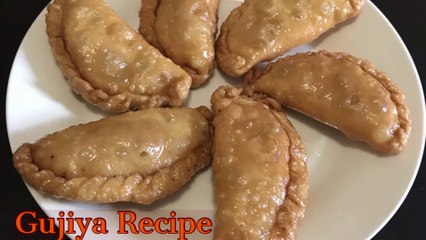 Semolina and coconut filled gujiya with sugar syrup सूजी और नारियल गुजिया चाशनी के साथ ਸੂਜੀ ਅਤੇ ਨਾਰੀਅਲ ਗੁਜੀਆ with ਚਾਸ਼ਨੀ