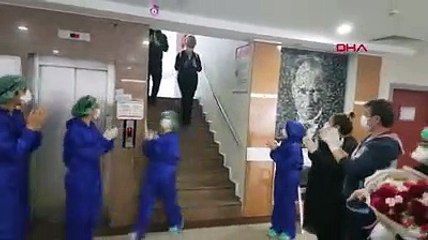 Koronavirüs'ten kurtuldu, ağlayarak eşine sarıldı