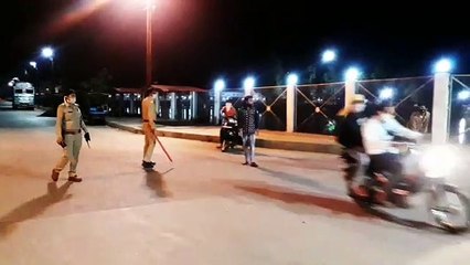 video_पुलिस ने कराई उठक-बैठक